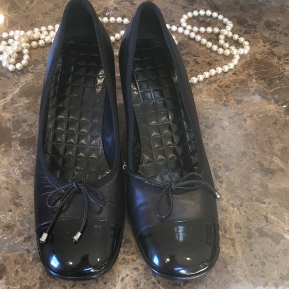 CHANEL Black Leather Cap Toe Bow Low Heel Pumps size EU 38 US 7.5 - Picture 4 of 16